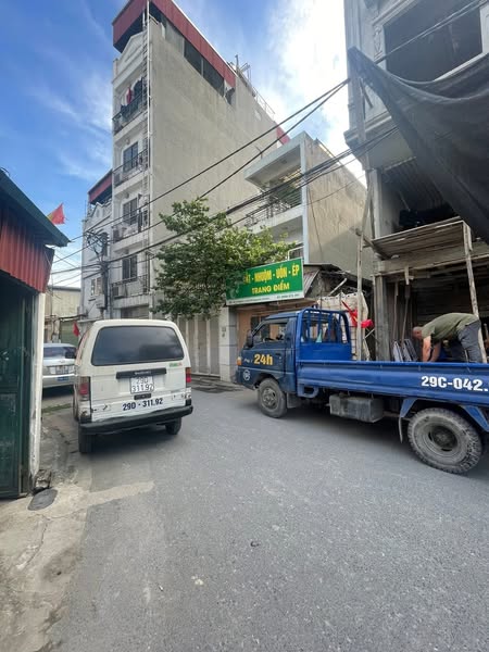 Hình ảnh một con phố tấp nập tại khu vực Giáp Bát, gần Ngõ 204 Giải Phóng